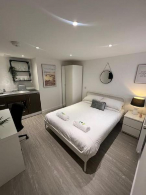 2 Studio flat, 50m from Airbus